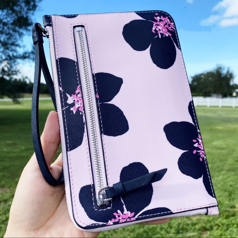 Flower🌸NWT Kate Spade Large Wristlet - Picture 3 of 7